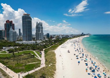 Miami 'ye git. Miami Sahili 'nin silueti tepeden. Miami sahil şeridi. Miami Beach Florida 'daki lüks dairelerin panoramik manzarası. Surfside Sahilinin Hava Görüntüsü