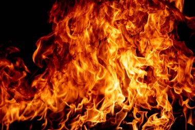 Siyah arka planda ateş dokusu. Soyut yangın arka planı, büyük yanan ateş