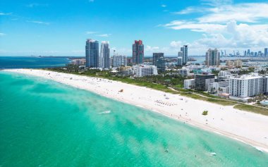 Miami Beach, South Beach, Florida, ABD. Miami sahili. Miami Plajı ve şehir manzarasının havadan görüntüsü. Miami Sahili 'nin sahil şeridi İHA' dan vuruldu.
