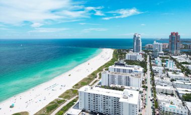 Miami sahili kıyı şeridinin hava manzarası. Miami Sahili Panorama Manzarası. South Pointe Parkı 'nın havadan görünüşü. Miami şehri. Güney Miami 'nin en iyi manzarası