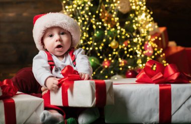 Noel kostümü giymiş komik çekici bir bebek. Çocuklar Yeni Yıl