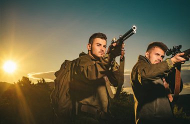 Av silahı. Hunter orman hedefleyen tüfeği. Kalibre tüfek avcılık. Hunter avı av tüfeği silahla. Avcı Güz av sezonu