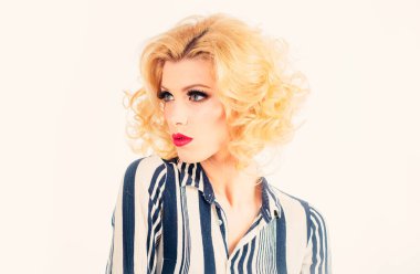 Klasik makyajlı ve saç stili olan güzel ve seksi bir kadının portresi. Pin-up kızı. Amerikan tarzı