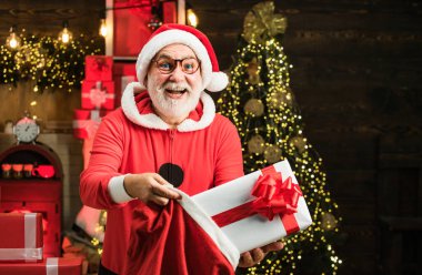 Kışlık giysili adamlar. Noel Baba mutlu Noeller diliyor. Noel Baba şapkalı kötü Noel Baba. Mutlu yıllar. Noel ve Noel 'i kutluyoruz