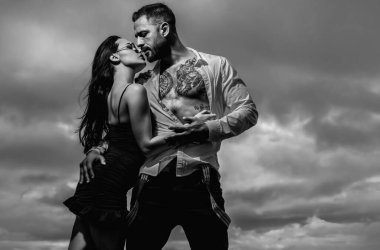 Hassas bir tutkuyla seksi bir çift. Güzel, şehvetli kadın ve seksi erkek. Şehvetli çift tutkuyla kucaklaşıyor. Seksi çift yaşam tarzı anı. Hoş bir adam ve kadın. Aşık genç bir çift.