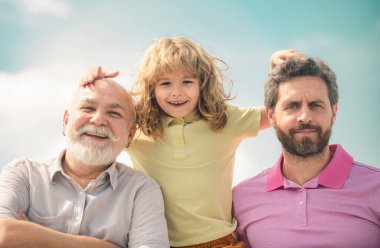 Büyükbaba ve komik çocuk portresi. Babalar Günü. Farklı yaşlardaki erkekler. Çok nesilli aile.