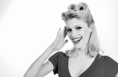 Poster gibi giyinmiş gülümseyen genç bir kadın.