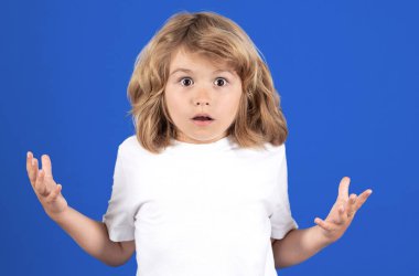 Stüdyoda izole edilmiş komik çocuk. Şaşırmış yüz, heyecanlı çocuk duyguları. Şok, omg ve wow ifadesi. Yüz ifadesi