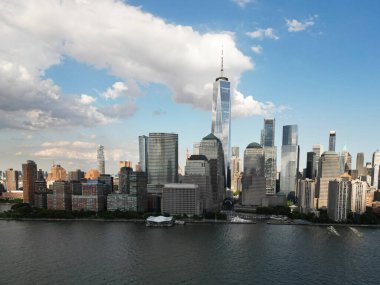 NYC, New York 'un siluetinin drone görüntüsü. Manhattan