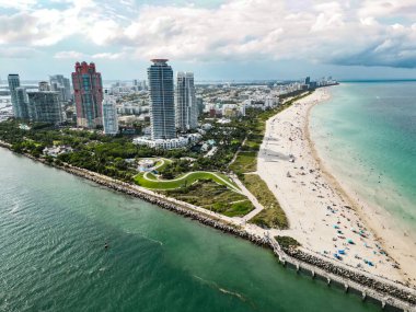 Miami 'ye git. Miami Sahili 'nin silueti tepeden. Miami sahil şeridi. Miami Beach Florida 'daki lüks dairelerin panoramik manzarası. Surfside Sahilinin Hava Görüntüsü