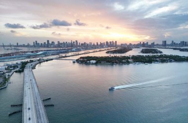 Miami Plajı, Güney Sahili, gece. Alacakaranlıkta Miami sahilinde. Miami Sahili ve şehir manzarası. Miami sahil şeridi. Hava aracından çekilen gece.