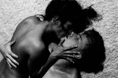 Seksi mankenler. Sevimli seksi çift. Gömleksiz, kaslı bir adam seksi, çıplak bir kadını öpüyor. Birbirine aşık genç bir çift. Seksi, tutkulu çift kucaklaşması. Genç aşıklar. Birbirine aşık romantik bir çift.