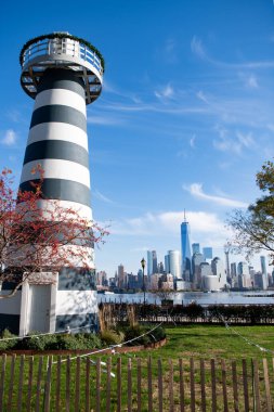 Manhattan güzel silueti, New York, Birleşik Devletler. Manhattan 'ın ortasındaki New York şehrinin gökyüzü manzarası. ABD, New York, New York, Manhattan. Amerikan büyük şehri. Aşağı Manhattan silueti