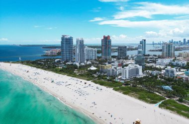 South Pointe Parkı 'nın havadan görünüşü. Miami Plajı. Florida mı? ABD. Miami Sahili 'nin havadan görüntüsü. Miami şehrinin havadan panoramik manzarası, binalar, marina, yatlar ve lüks daireler.