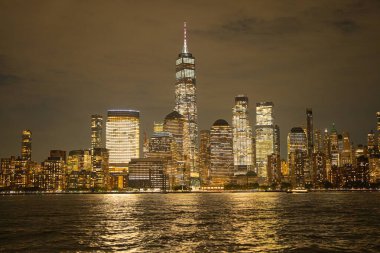 The NYC City, ABD 'de bir gece. İkonik binalarla dolu bir gece. New York City Manhattan Şehir Merkezi Skyline, Jersey City, ABD.