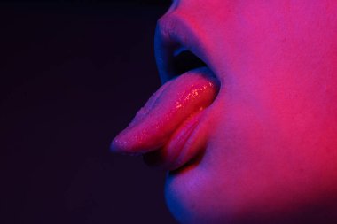 Dilini çıkar. Dişilerin dil çıkarmasına yakın çekim. Makro dil yalama. Dilinle kadın ağzını kapat. Seksi diller. Şehvetli yalama