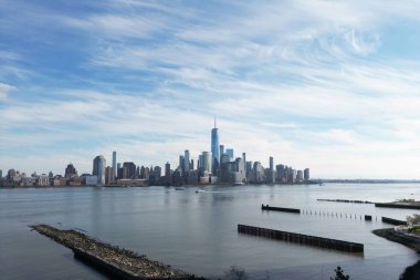 New York silueti. New Jersey 'den Manhattan manzaralı, New York gökdeleninden. Büyük Elma 'nın havadan görünüşü. Hudson 'dan New York Panoraması. Şehir manzarası simgesi. Aşağı Manhattan New York