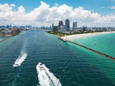 Florida, ABD 'den Miami Beach sahnesi. Miami sahili. Miami Plajı ve şehir manzarasının havadan görüntüsü. Miami sahilinin kıyı şeridi, hava manzaralı. Ünlü Amerikan simgeleri