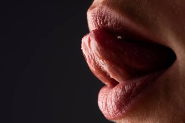 Seksi dil yalama, yakından. Kadın yüzü, ağzı, dudakları ve dilinin kesilmiş görüntüsü. Doğal dudaklar. Mükemmel doğal dudak. Makro dil. Ağız dili ikonu. Güzel kadın ağzı. Yakın plan.