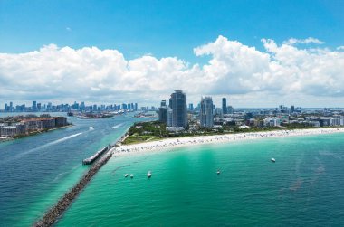 Miami şehir manzarası. Miami Sahili 'nin silueti tepeden. Miami sahil şeridi. Miami Beach Florida 'daki lüks dairelerin panoramik manzarası. Surfside Sahilinin Hava Görüntüsü