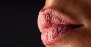 Seksi dolgun dudaklar. Kesilmiş kadın yüzü, ağzı, dudakları. Doğal dudaklar. Mükemmel doğal dudak. Ruj sürmüş makro dudaklar, merhem. Ağız Simgesi. Güzel kadın ağzı. Yakın plan.