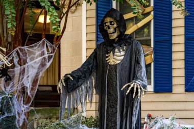 Cadılar Bayramı Korkunç İskeletleri. Cadılar Bayramı balkabağı ve dekore edilmiş ev için iskelet. Bir Amerikan evinin ön bahçesinde dekore edilmiş korkunç bir şey. Şeker mi şaka mı? Cadılar Bayramı geçmişi. Cadılar Bayramı 'nın sonbahar tatili