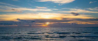 Tropikal sahilde gün doğumu denizi. Güzel bir sahil manzarası. Denizde güzel bir gün batımı. Tropikal denizde güzel bir gün doğumu. Gökyüzünde gün batımı arkaplanı renkli bulutlarla