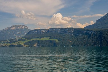Alp köyünün manzaralı yaz manzarası. İsviçre. Stansstad 'da göllü Alp manzarası. Lucerne Gölü. Daha iyi görebilmek için. İsviçre, yeşil Alpler ve Lucerne Gölü üzerine panoramik manzara