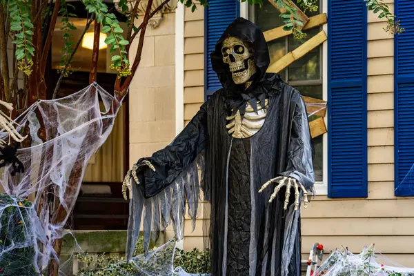 Cadılar Bayramı Korkunç İskeletleri. Cadılar Bayramı balkabağı ve dekore edilmiş ev için iskelet. Bir Amerikan evinin ön bahçesinde dekore edilmiş korkunç bir şey. Şeker mi şaka mı? Cadılar Bayramı geçmişi. Cadılar Bayramı 'nın sonbahar tatili