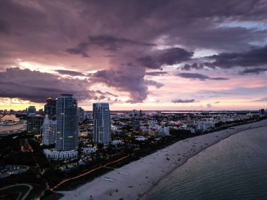 Miami Plajı, Güney Sahili, dramatik gökyüzü. Alacakaranlıkta Miami sahilinde. Miami Sahili ve şehir manzarası. Miami sahil şeridi. Hava aracından çekilen gece.