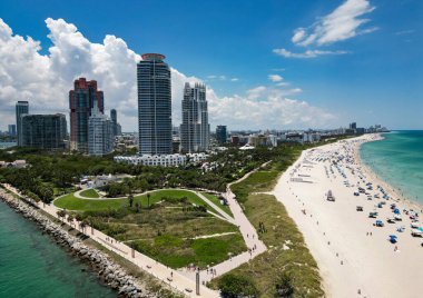 Miami Güney Sahili. Miami Beach, Florida 'nın insansız hava aracı görüntüsü. Florida 'da lüks daireleri ve su yolu olan Miami Plajı. Gökdelenli Miami Plajı 'nın havadan görünüşü