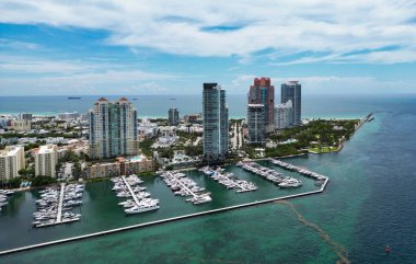 Miami sahili kıyı şeridinin hava manzarası. Miami Sahili Panorama Manzarası. South Pointe Parkı 'nın havadan görünüşü. Miami şehri. Güney Miami 'nin en iyi manzarası