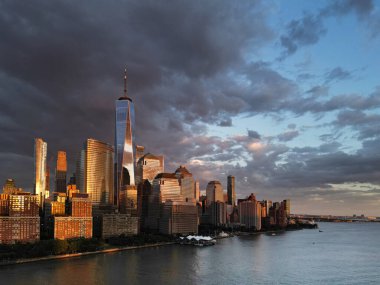 New York 'ta bulut, dramatik gökyüzü ile New York City Skyline. Amerikan Gökdelenleri. New York şehrinin ufuk çizgisinin drone görüntüsü, New York 'un şehir manzarası. Manhattan 'da panoramik manzara. ABD New York