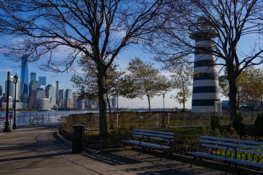 Manhattan silueti, New York, ABD. Manhattan 'ın ortasındaki New York şehrinin gökyüzü manzarası. ABD, New York, New York, Manhattan. Amerikan büyük şehri. Aşağı Manhattan silueti