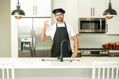 Aşçı aşçı adam. Milenyum aşçı üniformalı erkek şef. Aşçı mutfakta yemek pişiriyor. Aşçı şapkalı ve önlüklü