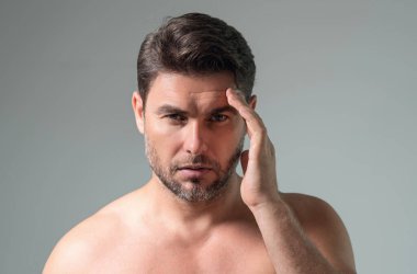 Yüz kremi süren güzel bir adamın güzel yüz portresi. Erkek için cilt kremi. Maske, deri değiştirme ve yaşlanmayı önleyici etki. Güzel erkek yüzü konsepti. Cilt bakımı ve yaşlanma. Yüz Kozmetiği