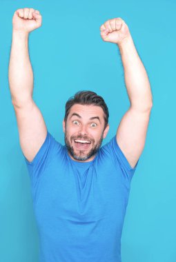 Şaşırmış heyecanlı adam. Heyecanlı yüz ifadesi olan yakışıklı bir adamın yakın portresi. Heyecanlı yüzlü İspanyol bir adam. Omg surprise veya wow konsepti. Mutlu orta yaşlı adam başarıyı kutluyor.