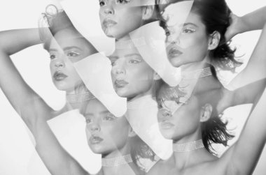 Kaleydoskopta yansımalı bir kız yüzü. Çağdaş sanat eserleri. Modern tasarım. Yüzlerin kaleydoskopu. Aynalı sanat portresi. Kavramsal fotoğraf