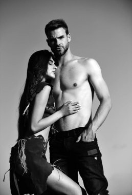 Şehvetli genç çift sarılıyor. Güzel, sevgi dolu bir çift