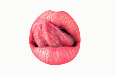 Dil ve seksi kadın dudakları. Makro dil dudakları yalar. Kadın ağzını kapat.