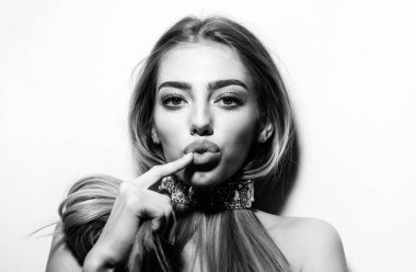 Güzel baştan çıkarıcı bir kadının portresi. Parmakları açık ve ağzı açık. Beyaz tenli, kırmızı dudakları olan, alımlı, güzel, genç bir manken. Romantik hassasiyet. Güzel, seksi, şehvetli genç kız.