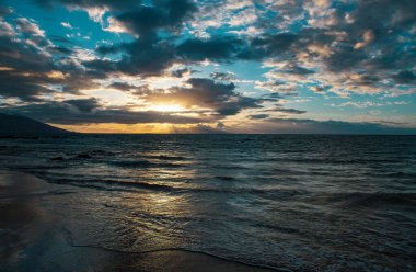 Tayland 'daki Idyllic Sahili. Tropikal mavi deniz ve kumsal arka planı