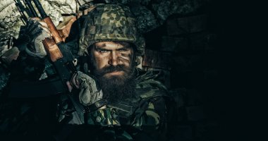 Üniformalı Ukrayna subayının portre resmini yakın çekim, savaşta ölen askerler. Kızgın yorgun askerler karşı karşıya.