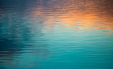 Okyanustaki dalgalar. Turkuaz deniz dalgaları. Mavi ve turkuaz rengi köpüklü güzel deniz dalgaları