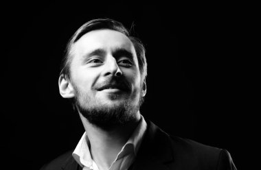 Başarılı bir iş adamı. Yakışıklı bir adam, moda tarzındaki adamın portresi. Duyguların yüzleri