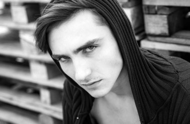 Genç adamın kameraya baktığı bir stüdyo fotoğrafı. Kendine güveni olan yakışıklı bir adam. Ciddi konsantre erkek modeli.