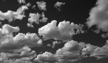 Mavi gökyüzünde bulut. Boş uzayı olan yumuşak, yumuşak bulutlar. Güzellik konumu hediye promosyon, yaz cenneti rüya gibi konsept. Yumuşak bulutları olan gerçek gökyüzü arkaplanı. Bulutlu Poster