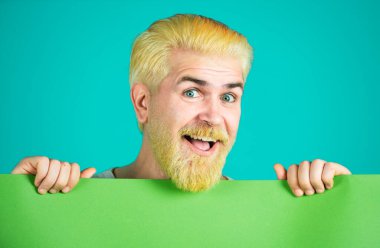 Elinde boş kağıt tutan sakallı adam şaşırdı. Boş, boş kağıt, metin için kopyalama alanı olan ilan panosu