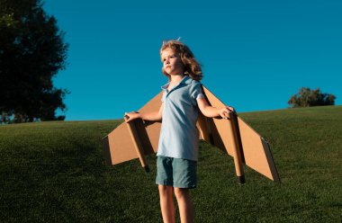 Çocuk oyun oynuyor ve tatilin ve seyahatin hayalini kuruyor. Çocukların hayal gücü ve özgürlük kavramı