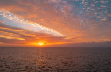 Deniz sahili, gün batımı gökyüzü soyut arkaplanı. Yaz tatili ve seyahat kavramını kopyala